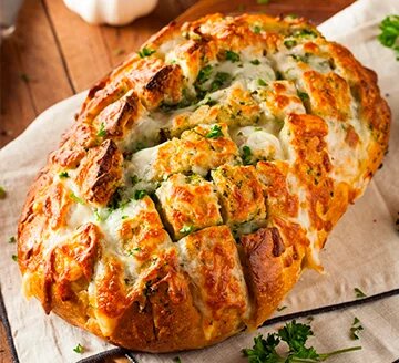 Закусочный хлеб с сыром и луком